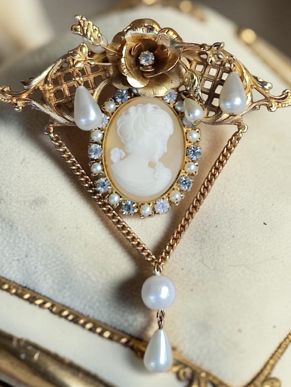 Vintage Kirk’s Folly cameo brooch